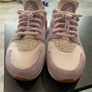 Women’s size 8 Nike huarache’s